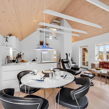 Dom wakacyjny Modernized Home, Centrally Located In One Of Sondervig's Locations